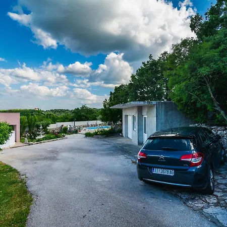 Three-bedroom In Villa Dabar