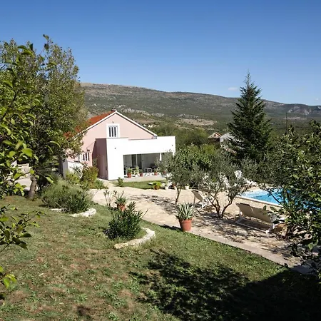 Three-bedroom In Dabar