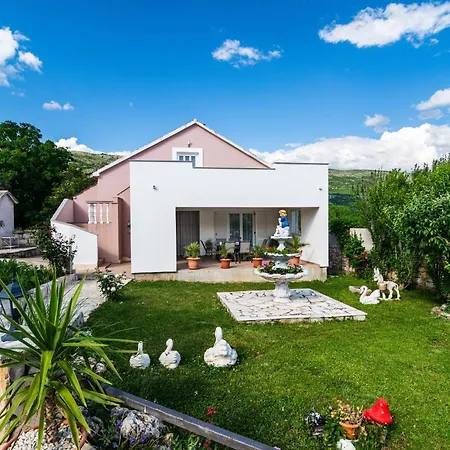 Villa Three-bedroom In Dabar