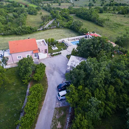 Three-bedroom In Villa Dabar