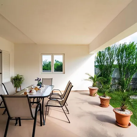 Three-bedroom In Villa Dabar