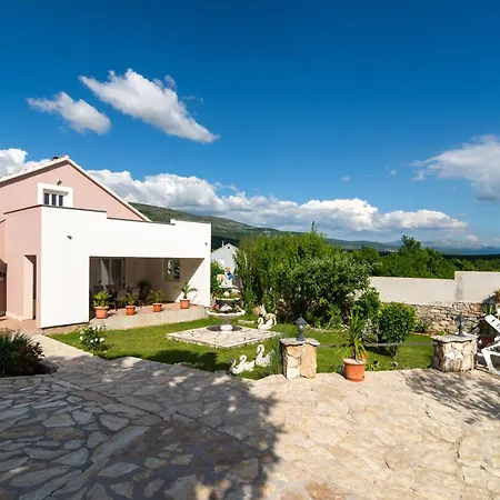 Three-bedroom In Villa Dabar