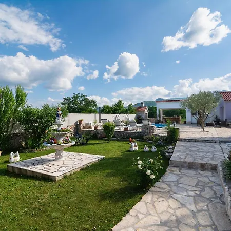 Three-bedroom In Dabar