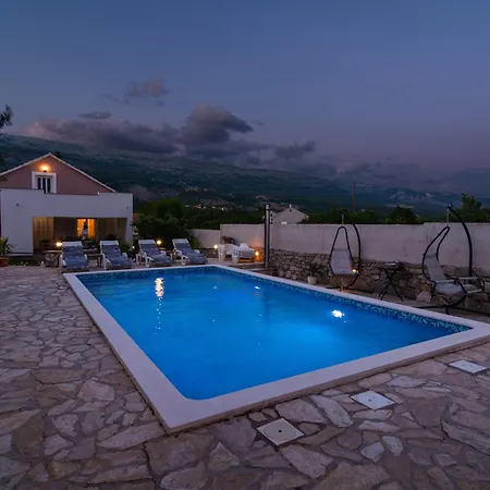 Three-bedroom In Villa Dabar