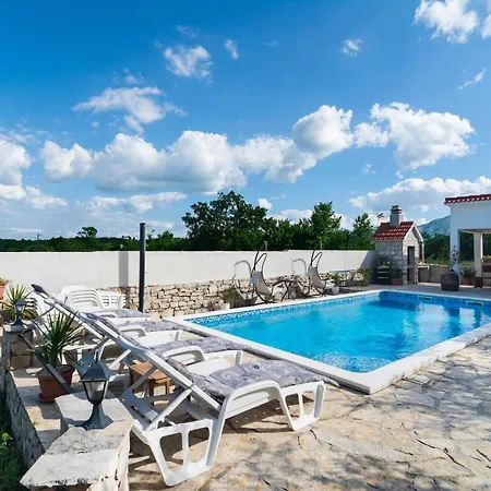 Three-bedroom In Dabar