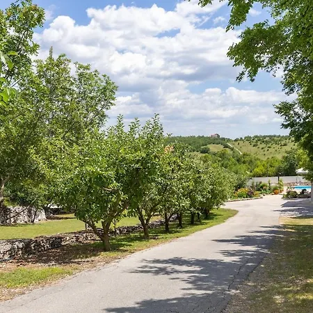 Vila Three-bedroom In Dabar