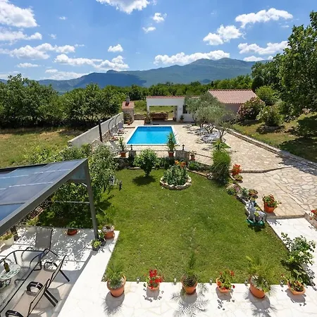 Vila Three-bedroom In Dabar