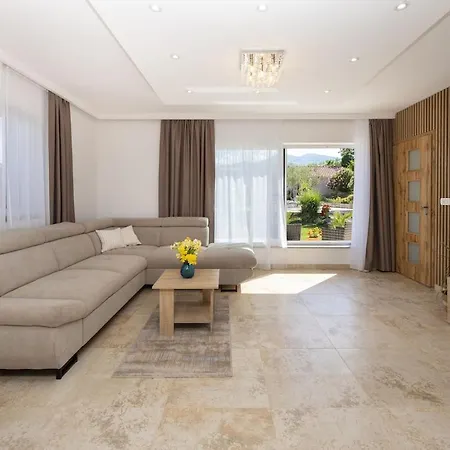 Three-bedroom In Vila Dabar