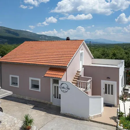 Three-bedroom In Vila Dabar
