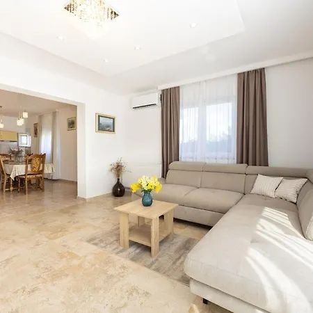 Three-bedroom In Dabar