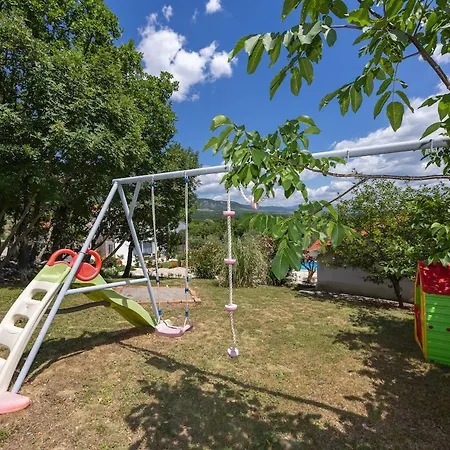 Three-bedroom In Vila Dabar