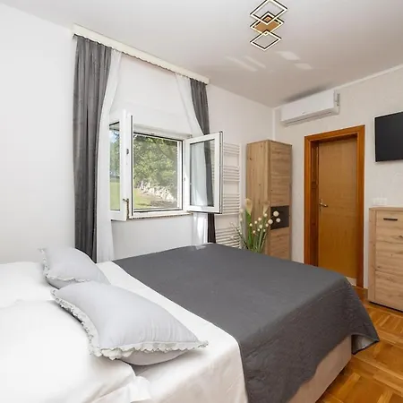 Vila Three-bedroom In Dabar