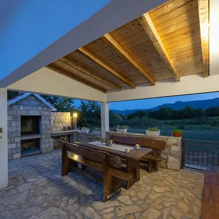 Vila Three-bedroom In Dabar