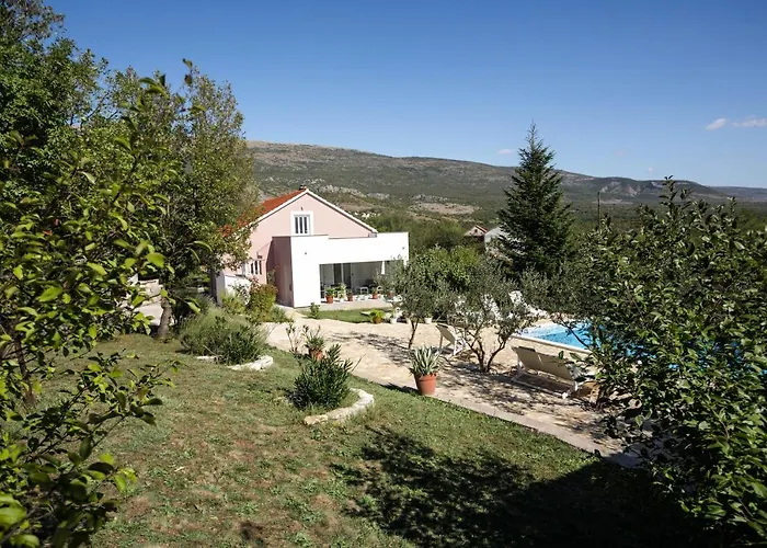 Three-bedroom In Dabar