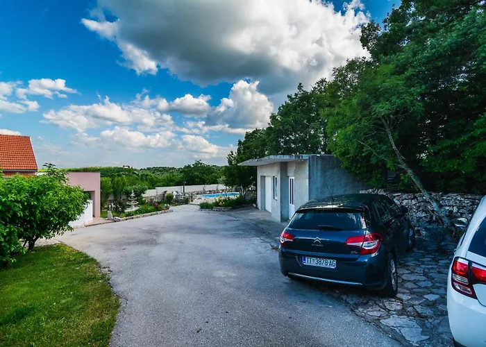 Three-bedroom In Villa Dabar