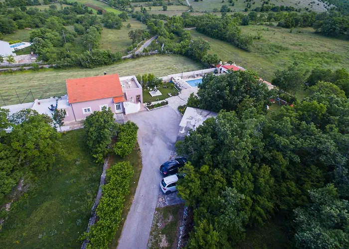 Three-bedroom In Villa Dabar