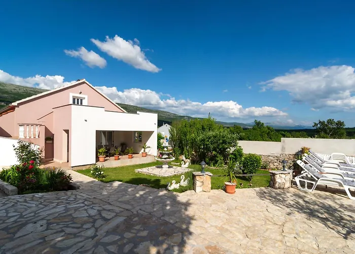 Three-bedroom In Villa Dabar