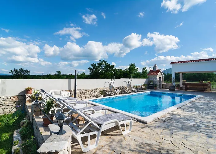 Three-bedroom In Dabar